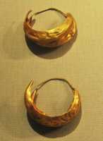 14 Boucles d'oreilles. Or et Lapis lazuli - Ur (2600-2500)