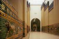 349 Voie processionnelle ornée de 120 lions en briques émaillées