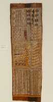 19 Lany'tjung story (Crocodile, Bandicoot, Fire) (par Munggurrawuy Yunupingu) Peinture sur écorce, 1959