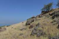 41 Colline escarpée dominant le lac au sud de Kursi