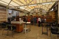 33 Antique cour intérieure… transformée en synagogue ferraille-néon