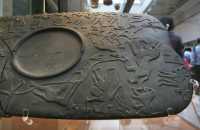 114 - Palette cérémonielle des chasseurs (Prédynastique ± 3200) armés de lances, arcs, masses et lasso