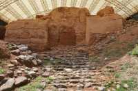 02 Porte extérieure (en briques crues) de la porte cananéenne aux trois arches