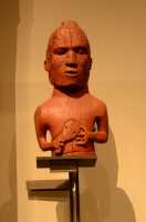 28 Guerrier tenant un casse-tête