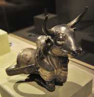 5 Taureau - Poignée de récipient en argent - Sous l'empire Hittite (15°-13° siècles)