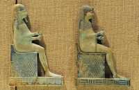 082 Deux personnages assis - Faience (100-30)