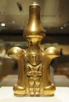 092 Poporo en or (fiole pour le poudre de chaux mastiquée avec les feuilles de coca) - Colombie (5°-10°s).jpg