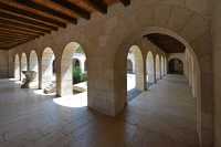 01 Cloître de l'église bénédictine de la multiplication des pains et des poissons