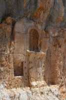 22 Niches dans le rocher à droite de la terrasse du dieu Pan et des nymphes