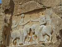 44 Ardeshir I (piétinant Artaban V) investi par Ahura Mazda (piétinant Ahriman)