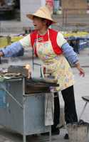 37 Marchande de brochettes