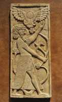20 Homme sous un disque solaire ailé - Ivoire - Nimrud (Néo-Assyrien 8° siècle)
