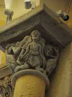 46 Homme portant un homme