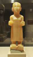 4 Statuette d'homme. Albâtre - Arabie du S.O. (Fin du 1° Millénaire BC)