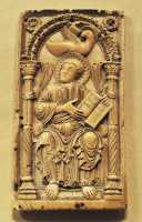 53 Jean l'évangéliste - Ivoire carolingien (Aix la Chapelle - 9° siècle)