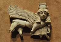 18 Sphinx marchant - Nimrud - Ivoire de style phénicien (9°-8° siècle)