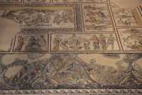 067 Héraclès vaincu par Dionysos (qui retourne sa coupe) dans un concours de boisson (en haut)