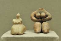 01 Femmes assises - Syrie (8° & 7° Millénaires)