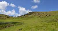 13 Moai dans le cratère du volcan