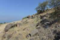 44 Colline escarpée dominant le lac au sud de Kursi