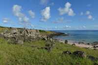 49 Restes d'une construcion & plage d'Anakena B