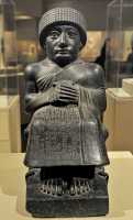 02 Gudea de Lagash assis (2150-2100) Tello (ancienne Girsu) Diorite