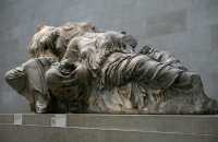 049 - Fronton Est - Aphrodite appuyée sur sa mère, Dione