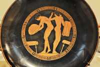 265 Coupe à boire - Attique - Figures rouges - Deux femmes rangent leurs vêtements (470±)