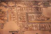 075 Héraclès vaincu par Dionysos (qui retourne sa coupe) dans un concours de boisson (Scène centrale) - Dionysos enfant monté sur une chèvre