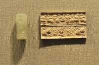 17 Sceau cylindre - Banquet. Buveurs de bière avec des pailles - Albâtre (Mésopotamie 2600-2350)