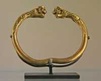 162 - Bracelet orné de lions *