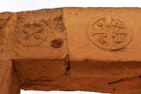 71 Eglise du nord - Linteau orné de croix