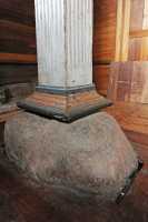 058 colonne sur une pierre