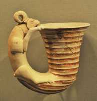 20 Rhyton en céramique en forme de bouc (700±)