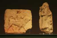 106 - Borsippa (Maître chien) - Ur, dresseur avec un singe jouant du pipeau (± 1800)