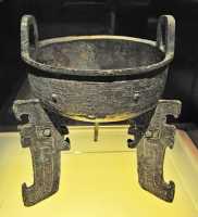 007 Récipient à nourriture (Ding) Shang (15°-13° s) Bronze