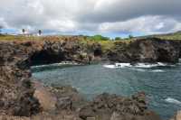 11 Ana Kai Tangata au centre, à côté d'une grotte plus grande et immergée