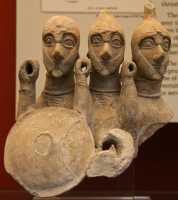 179 - Pyrga, Chypre (fin 7°s) Guerrier à 3 corps (Geryon, dont Héraclès vola le troupeau)