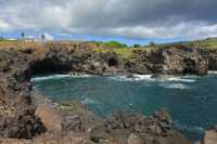 12 Ana Kai Tangata au centre, à côté d'une grotte plus grande et immergée