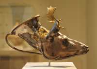 158 Rhyton en argent doré (Hellénistique 4°s. av. J.C) Cerf et l'archer Philoctète
