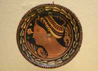 070 Assiette - Céramique à figures rouges (Fin 4°s) Apulie