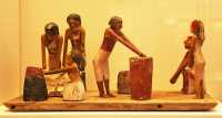 38 - Beni Hasan (I° période intermédiaire - 2125-1640) Bois peint - Boulangerie - 2 femmes moulent le grain - Le boulanger au centre fait les pains