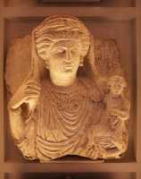 28 - Habba, fille de Oga, et son enfant (3°s. ap.JC. )