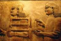 601 Serviteurs portant le mobilier royal