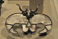 1 Taureau en argent - Pendentif (Proto-Elamite 3100-2900).jpg