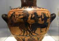 057 Combat des centaures et des Grecs - Vase à transporter l'eau (± 510) Terre cuite à figures noires