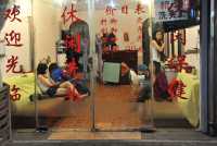 047 Masseuses en vitrine