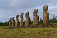 02 Moai tournés vers la mer (et leur village)