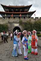 41 a - Costumes & Porte de la ville