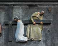 010 Chemin de croix -  Simon de Cyrène aide Jésus